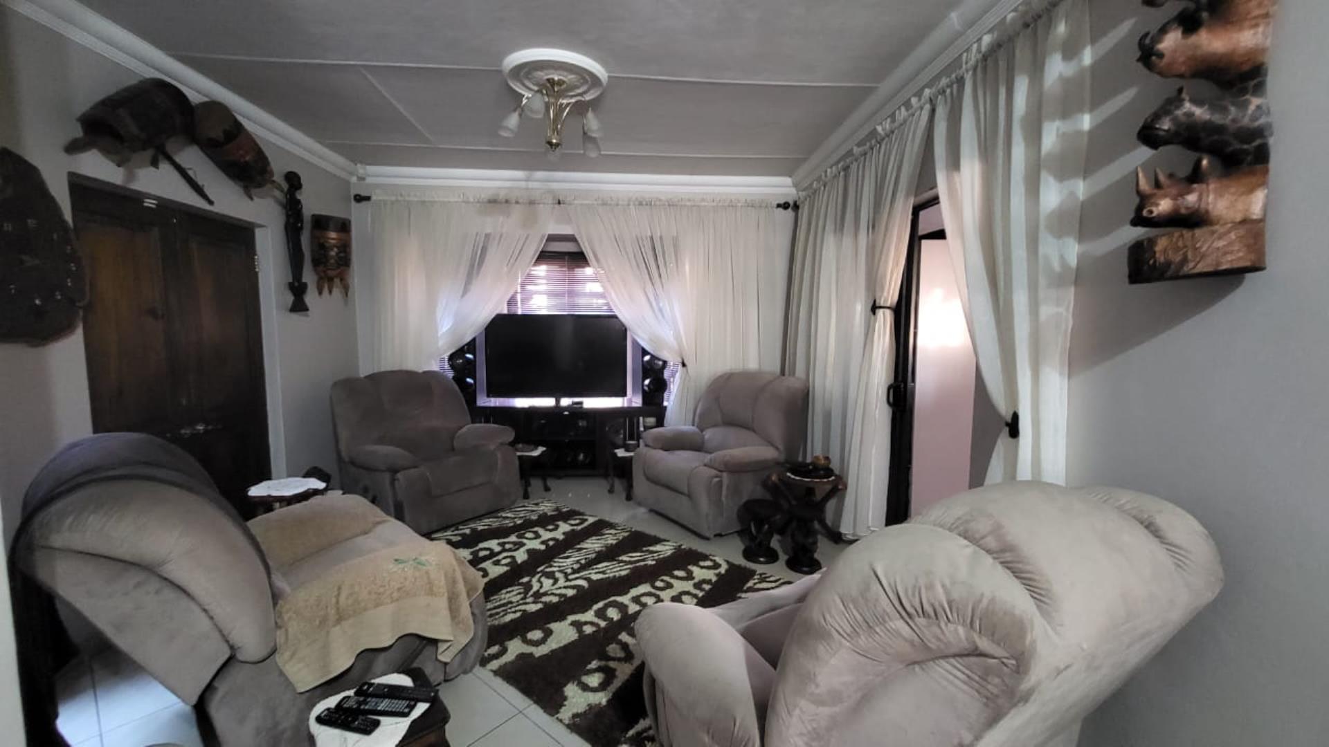 700988_WhatsApp
